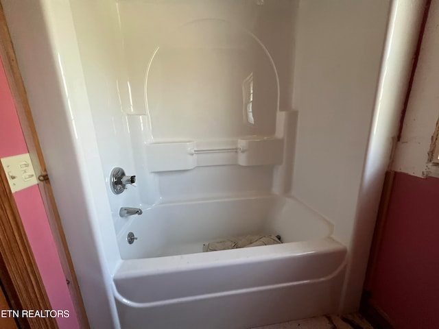 bathroom with washtub / shower combination