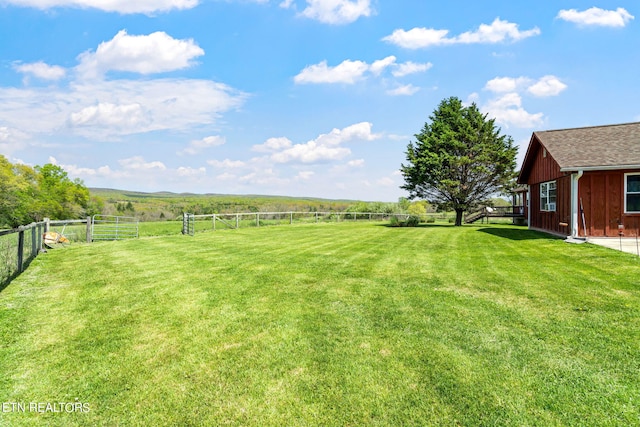 view of yard featuring a rural view