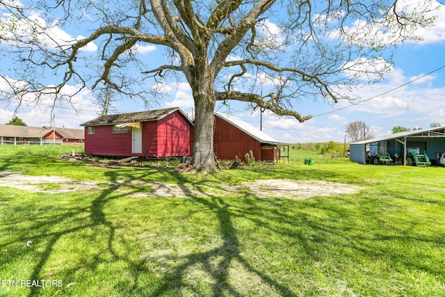 view of yard with an outdoor structure