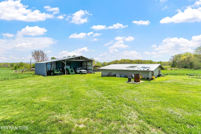 view of yard with an outdoor structure