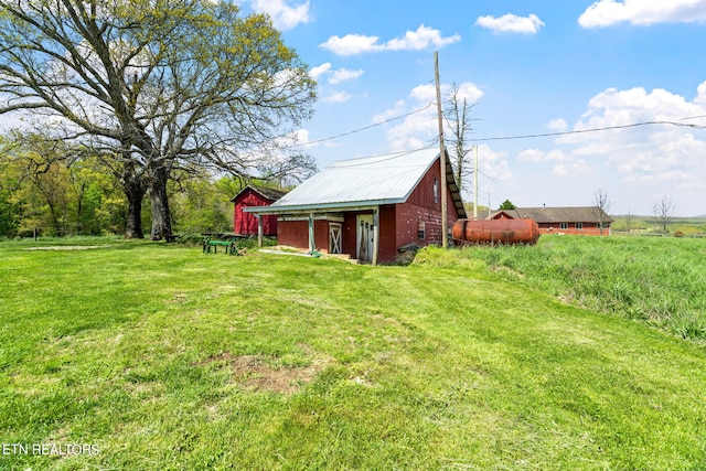 view of yard featuring an outdoor structure