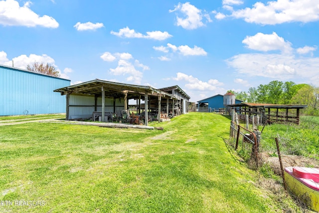 view of yard featuring an outdoor structure