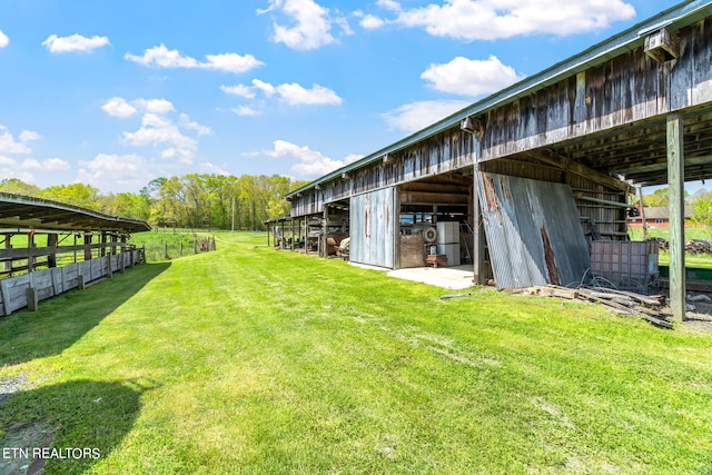 view of yard with an outdoor structure