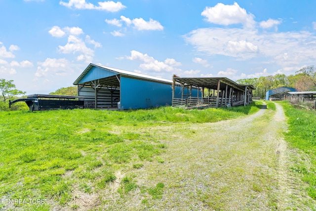 view of yard featuring an outdoor structure