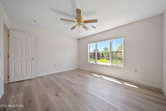 unfurnished room featuring light hardwood / wood-style floors and ceiling fan