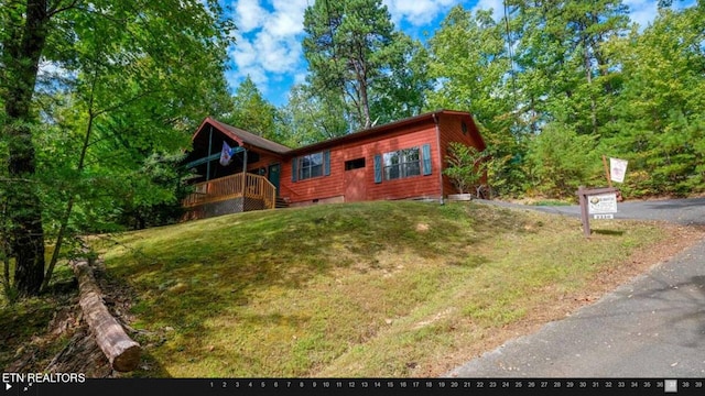 view of front of property featuring a front lawn