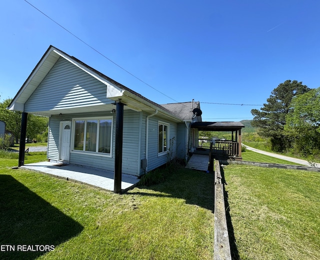 view of side of property featuring a lawn