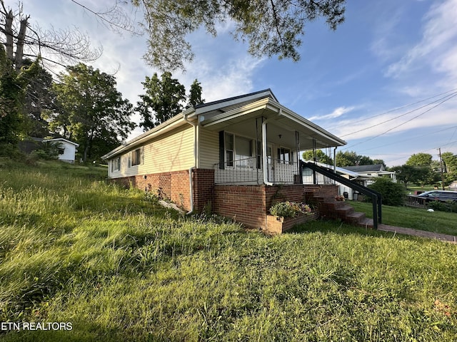 view of front of house with a front lawn and covered porch