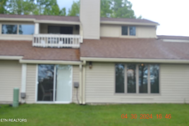 back of house featuring a yard