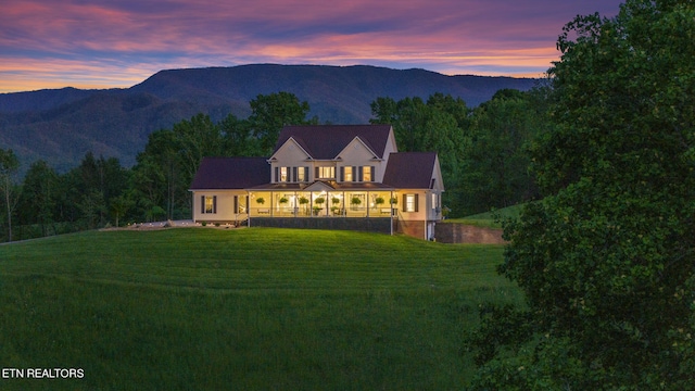 view of front facade featuring a lawn