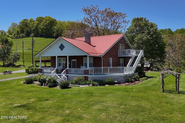 view of front facade with a front lawn