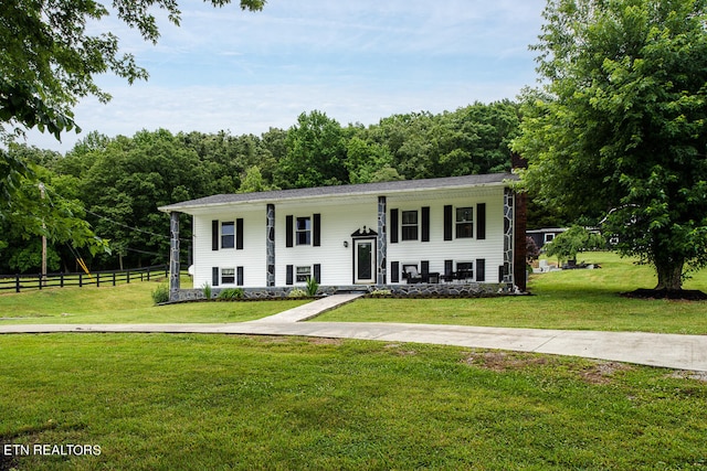 bi-level home featuring a front lawn