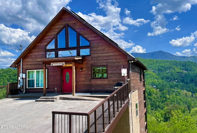 view of front of home featuring a mountain view