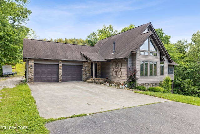 view of front of house featuring a front lawn and a garage