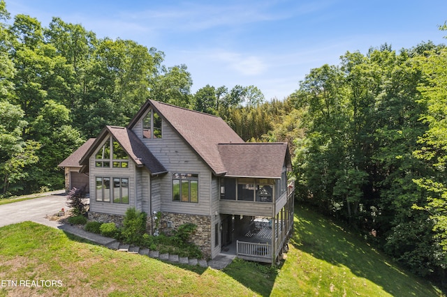 view of front of property with a front yard