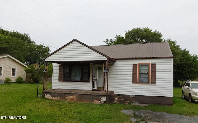 view of front of property featuring a front yard