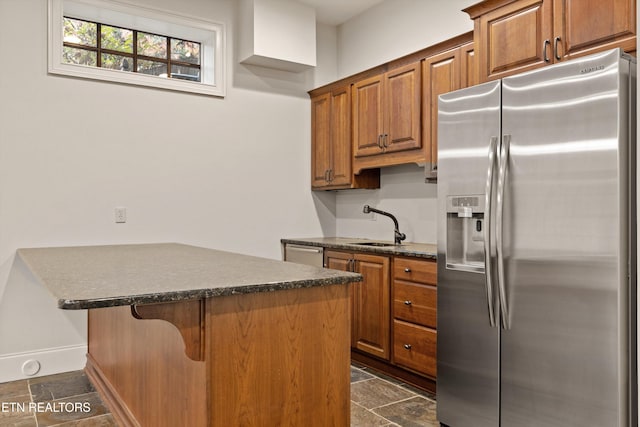 kitchen with stainless steel appliances, a breakfast bar area, and sink