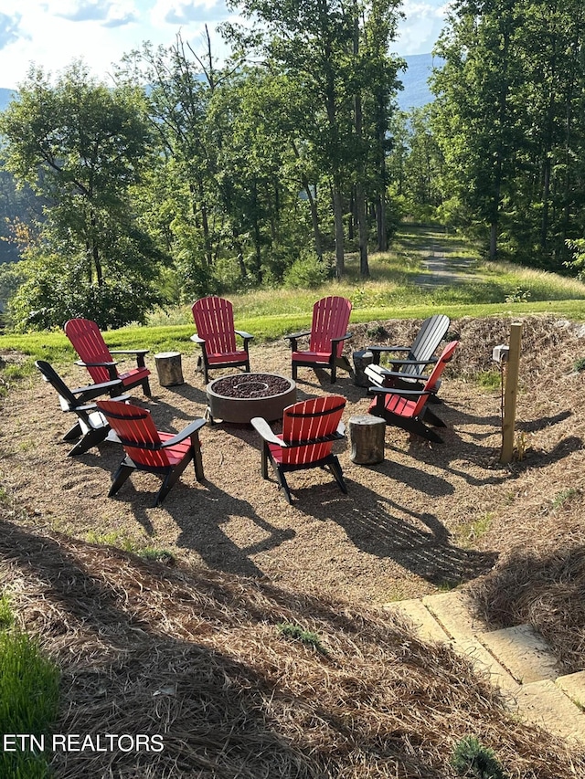 view of yard featuring an outdoor fire pit