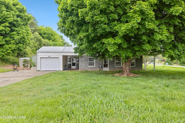 view of front facade with a garage and a front yard