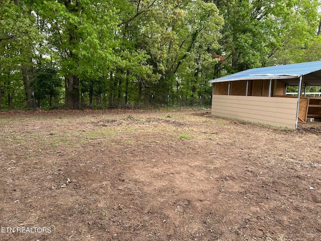 view of yard with an outdoor structure