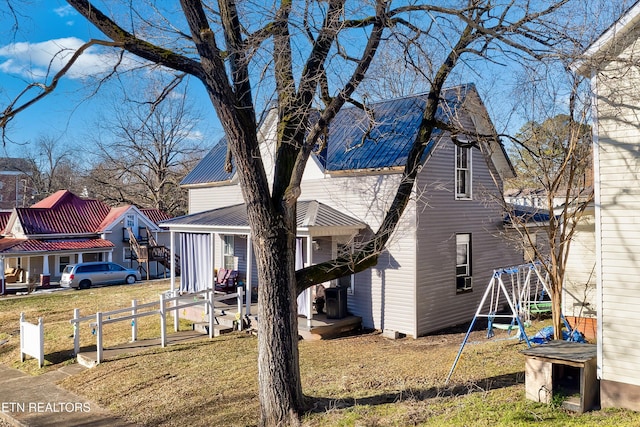 view of front facade featuring a front lawn and covered porch