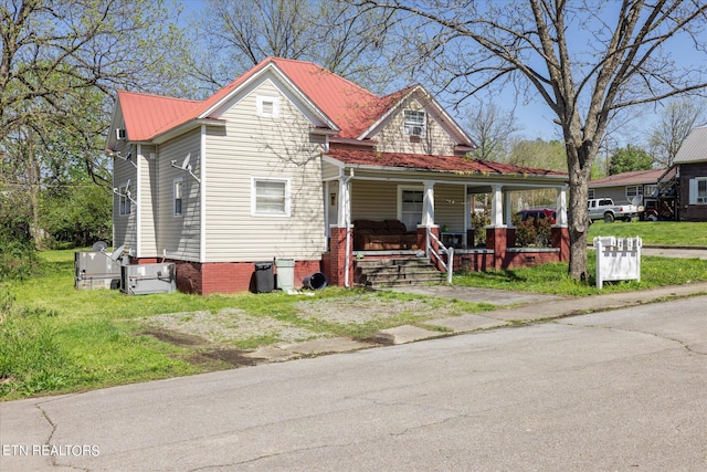 view of front facade featuring covered porch and a front lawn