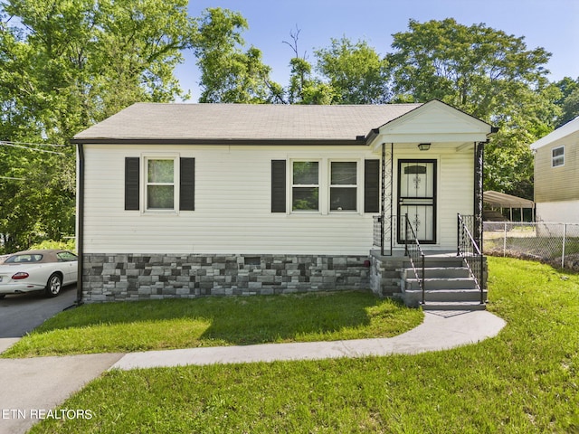 view of front of home featuring a front lawn