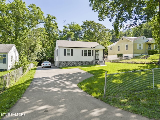 view of front of property with a front yard