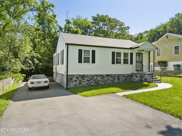 view of front of property with a front yard