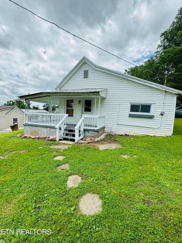 view of front facade featuring a front yard and covered porch