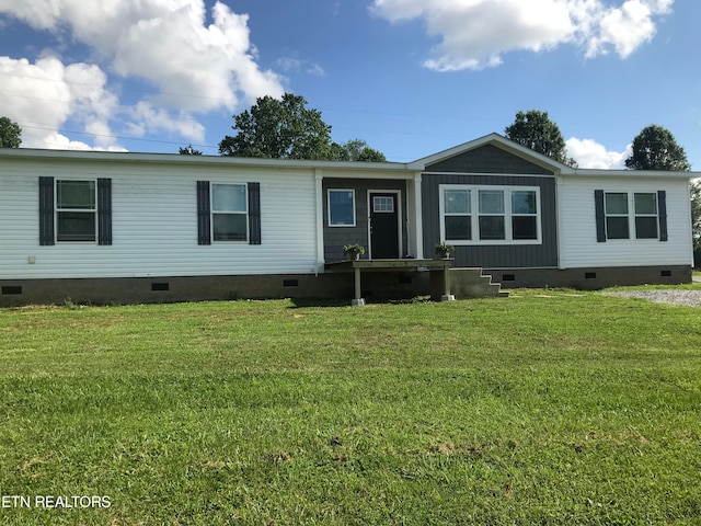 manufactured / mobile home with a front yard