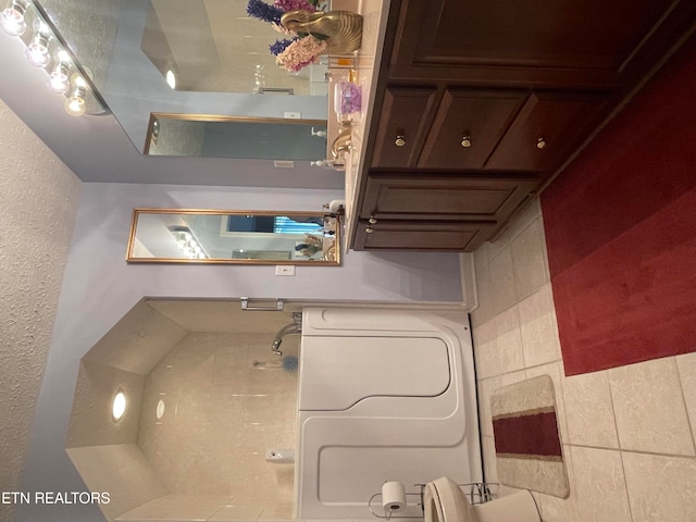 bathroom featuring tile walls