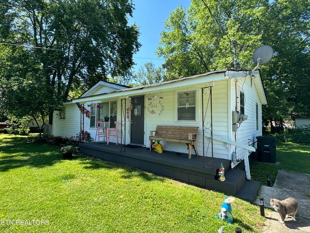 view of front of property featuring a front yard and covered porch