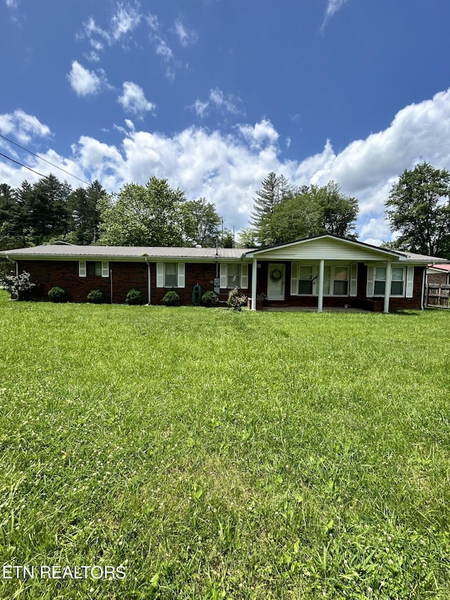 ranch-style house featuring a front yard