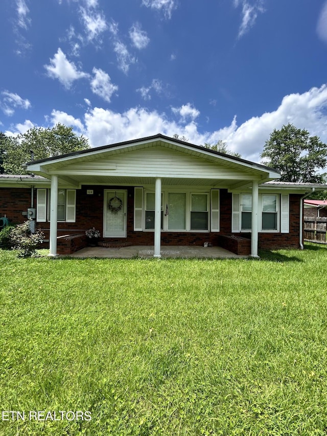 view of front of property featuring a front lawn