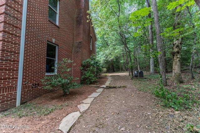 view of yard featuring driveway