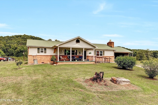 view of front of property featuring a front lawn