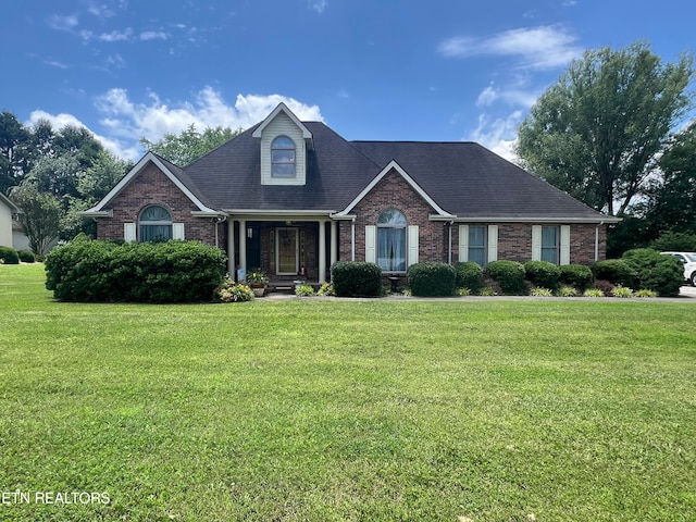 view of front of property featuring a front yard