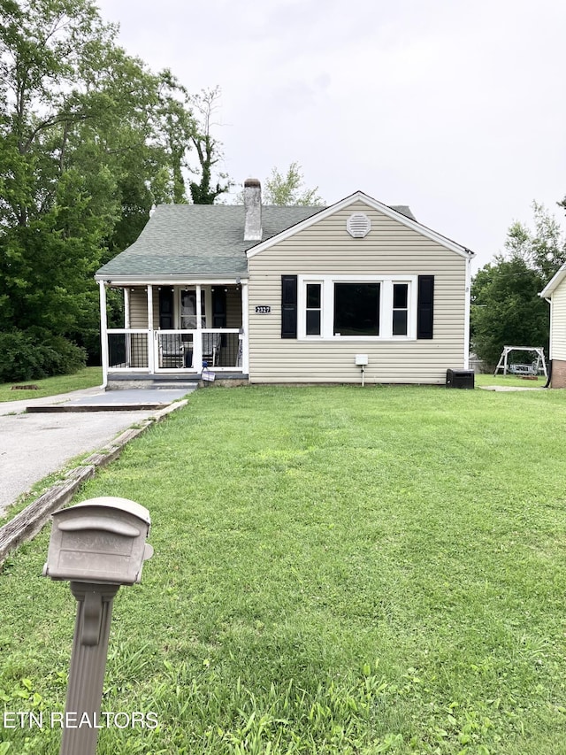 view of front of property featuring a porch and a front lawn