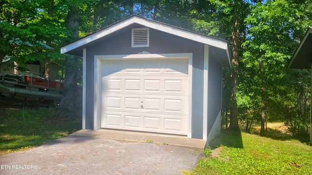 2109 Key Way, Sevierville, TN 37876 - detached garage featuring driveway