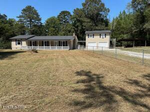 view of front of house with a front lawn