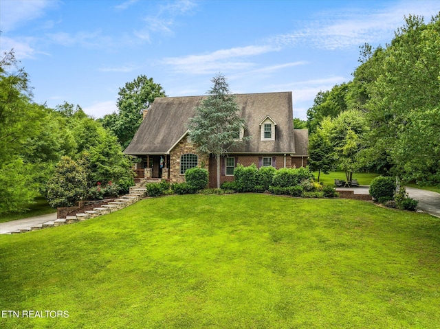 view of front of property featuring a front lawn