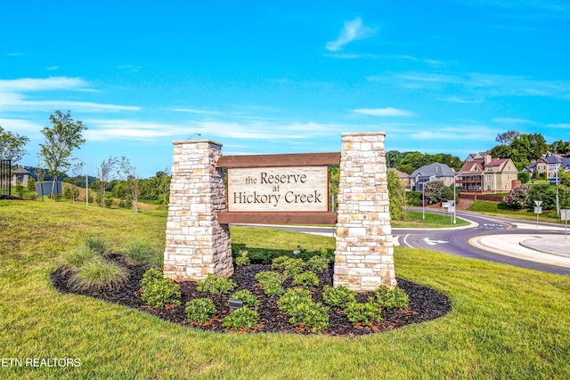 community sign with a lawn