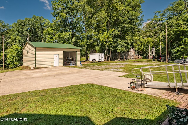 view of yard with an outbuilding