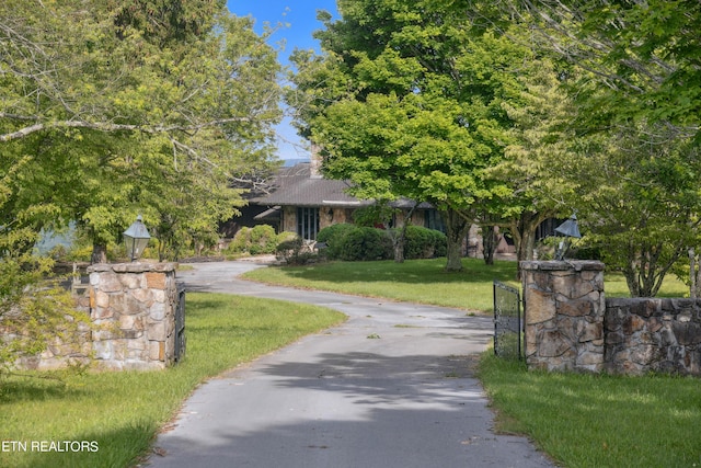 view of front of property featuring a front yard