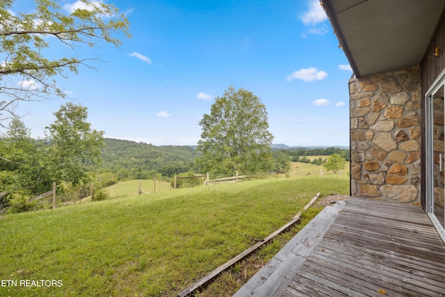 view of yard featuring a rural view