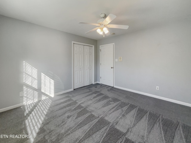 carpeted empty room featuring ceiling fan