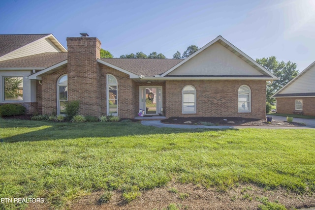 view of front of property featuring a front lawn