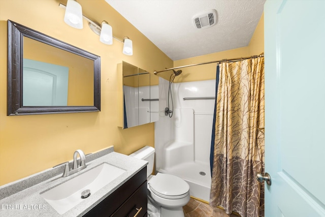 bathroom with a textured ceiling, toilet, vanity, and a shower with curtain