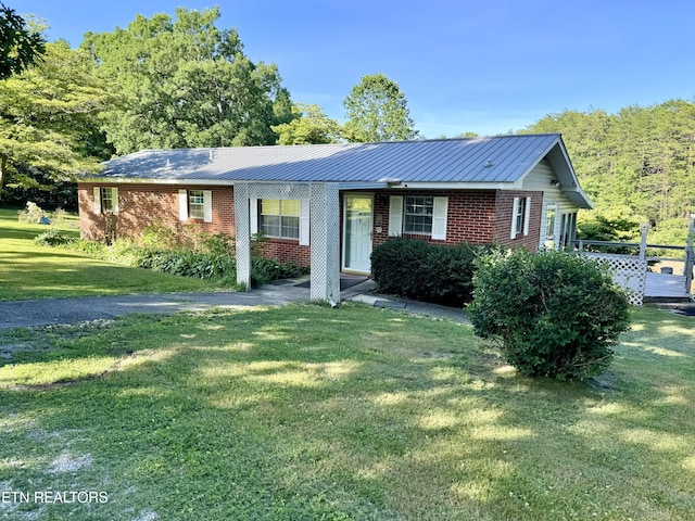 single story home featuring a front lawn